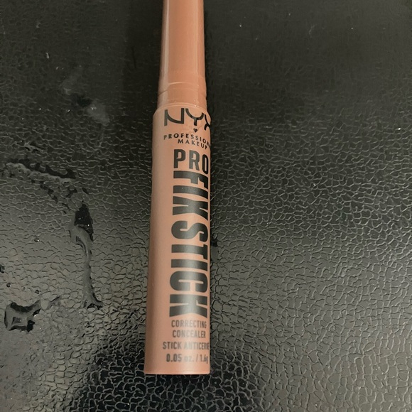 NYX Pro Fix Stick Color Correcting Concealers - Picture 4 of 11